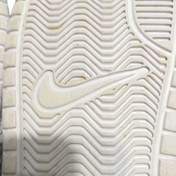 Nike Slides Women's size 7 White and Gold Slip On's - Picture 7 of 9